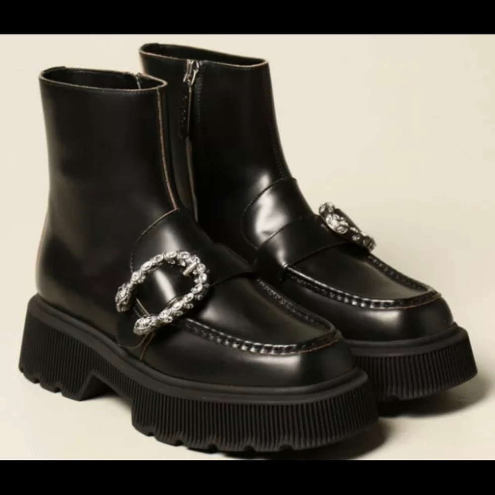 Gucci tiger head leather with rhinestone buckle ankle boot European 38 US 8. NWT